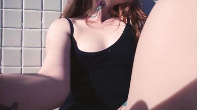 Nerdy redhead masturbates in a tattooed butt with public ease