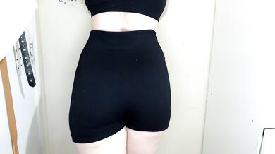 Big ass clapping makes her cum hard while twerking alone
