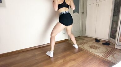 Blonde Teen Twerking Her Big Booty till It Screams