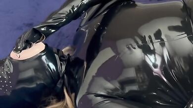 Gas mask suffocation suffocates her latex fuck until milf gushes.