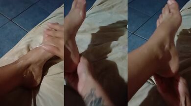 Hot latina argentina cumming on my hairy feet