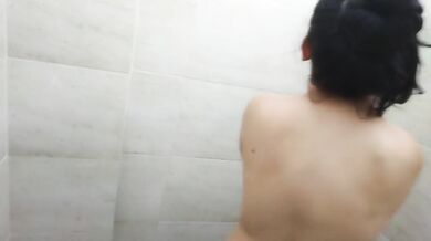Anal duro y rico en la ducha con mi hermanastra casera.