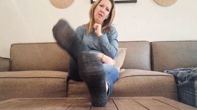 Jersey MILF bends to peel smelly socks then jeers at her arched soles