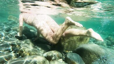 bare wet dive where shows off in Bali