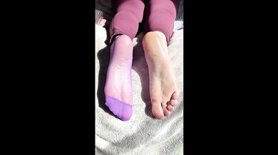 MILF ignores TikTok cum blasts on her nylon soles