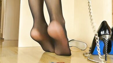 Boss Demon Faces His Secretary’s Nylon Feet After Handcuffs Force Her Open